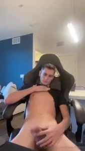 Watch me blow my load and then finger it inside me