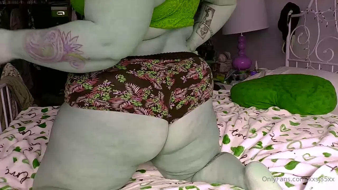 Green hue booty tease 