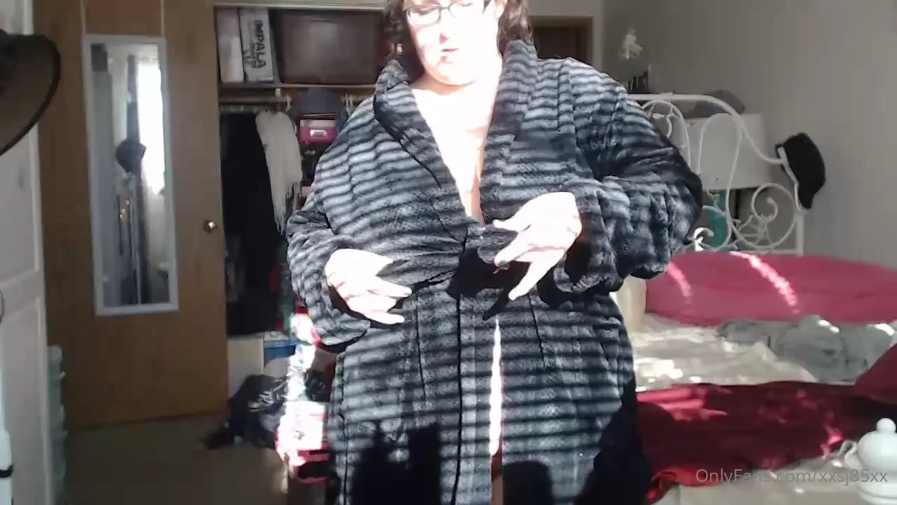 New nail color making me wanna show off and i love how the sun feels 