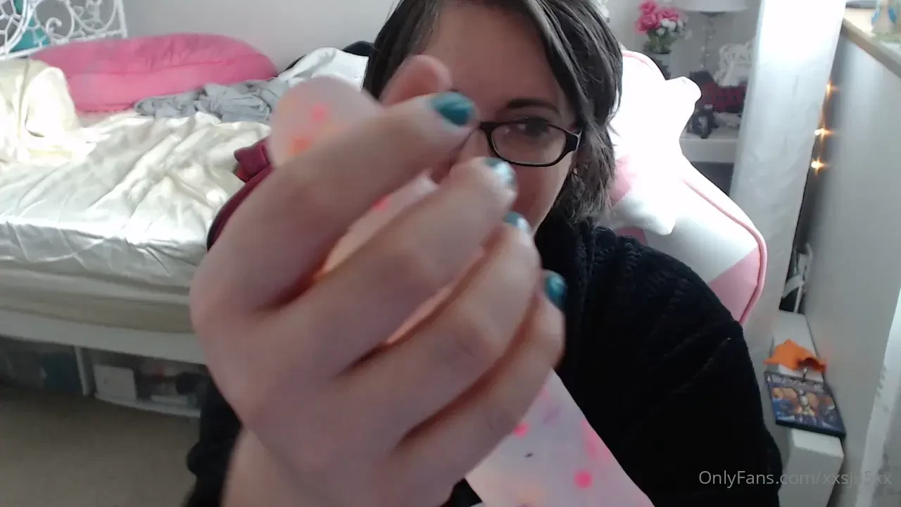 I painted my nails greeeeeeeeeen i used to paint my nails and love 