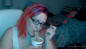 xxsj85xx - Hungry girl - i was eating noodles and wanted to try to practice using 