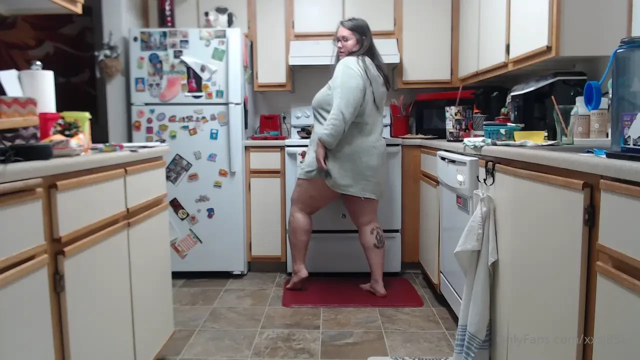 Boob flash in the kitchen 