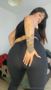 Farts in tights in the middle of the video i lower it so you can see