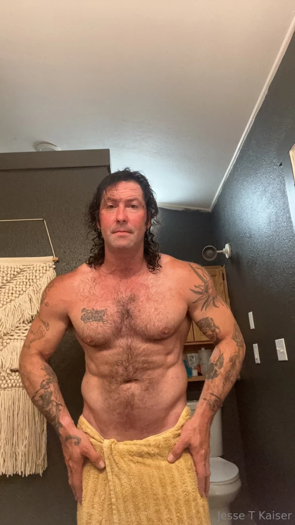 Anyone want to shower with me maybe do dirty things to me and i you 