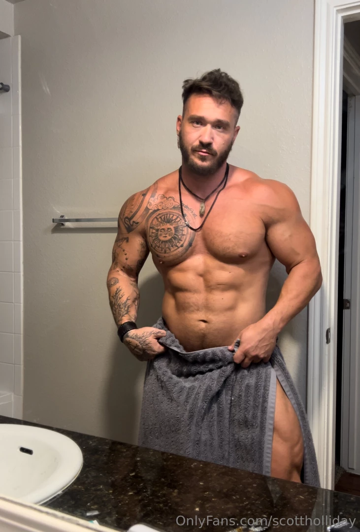 Wanna see what s under the towel dm me 