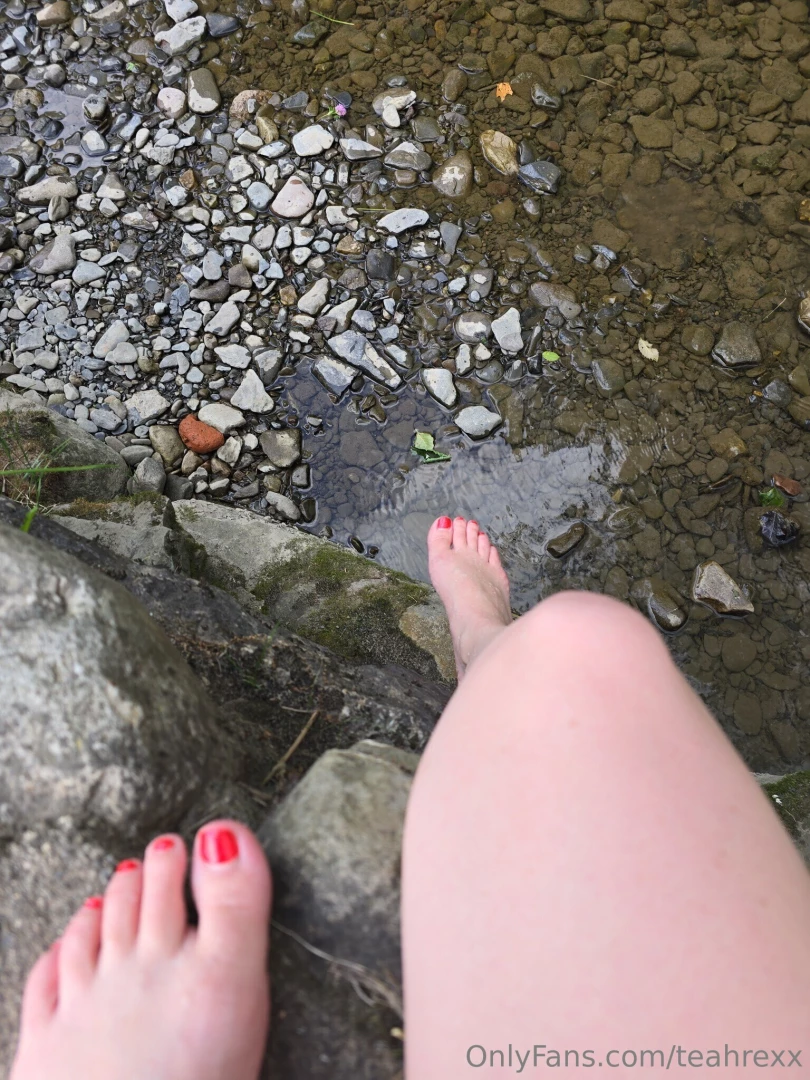 Public squirt with another squirt with my black skirt and pink thongs 