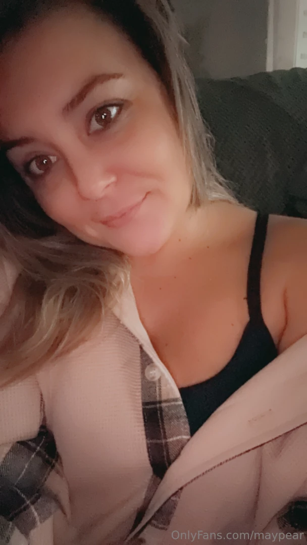 Comfy rainy day message me and keep me busy today 