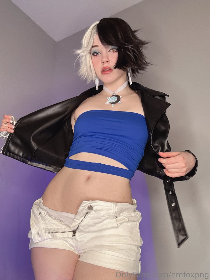 Wanna put your hands down my pants and take off my panties 