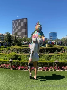 Watching football players play golf