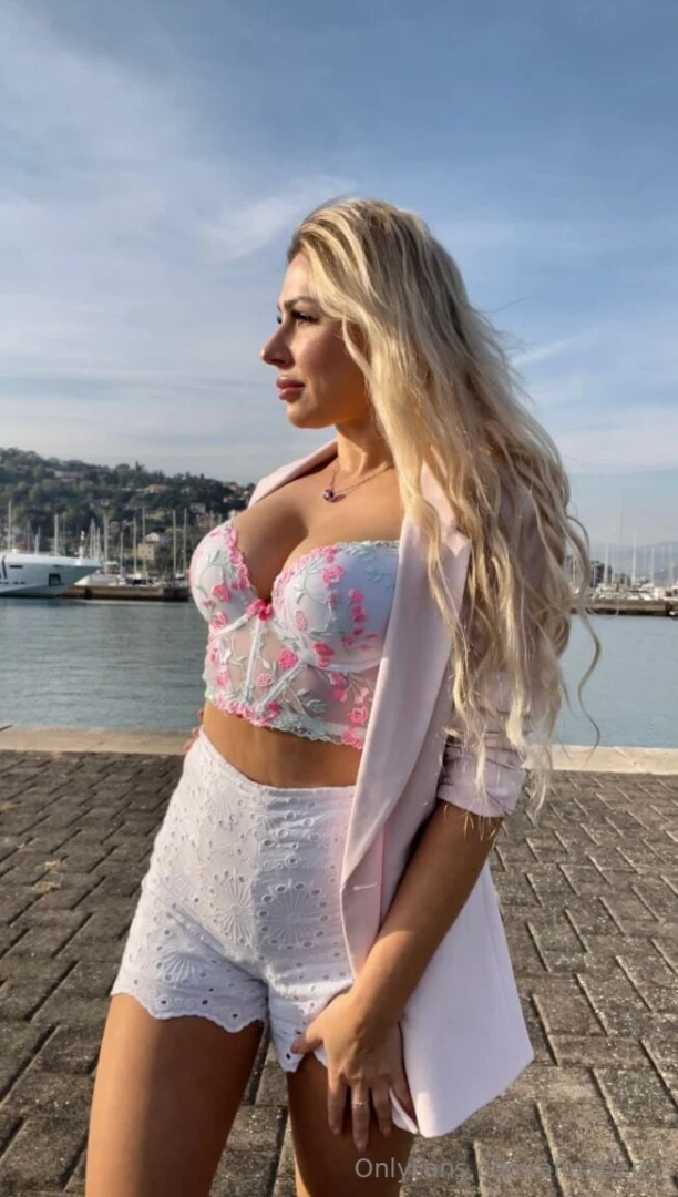Look at this hot cutie simplykami will show you her wet pussy the 