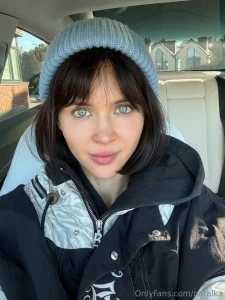 Does this hat match my blue eyes