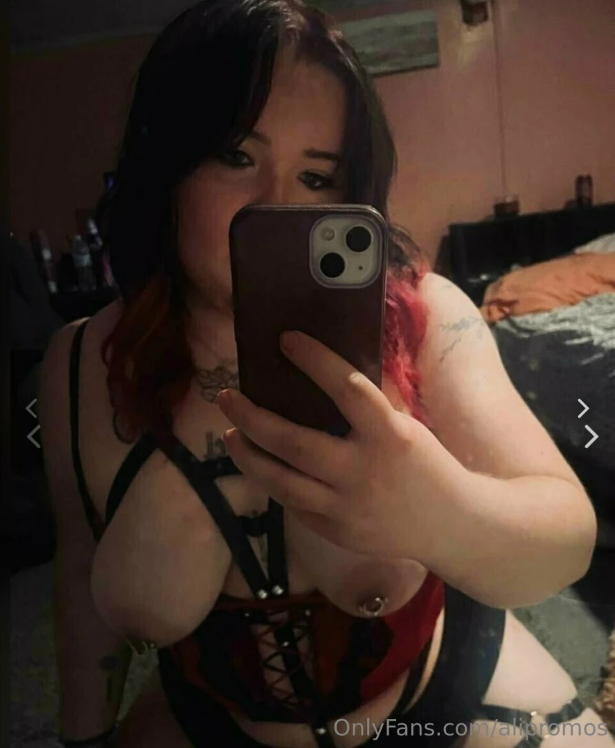 Princesschey04 onlyfans alt girl in scrubs modelo alternativa 