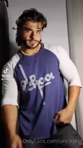 Guys i m dropping some sexy solo content in your dms tonight just to