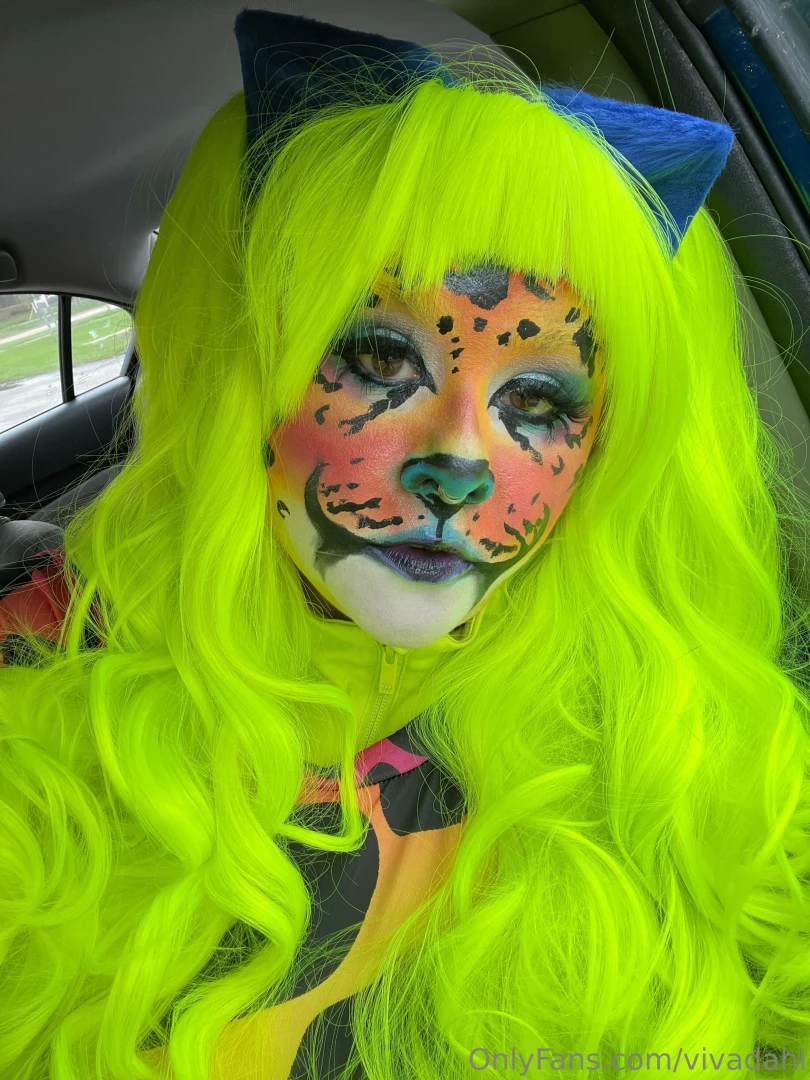 Wanna pet the pretty kitty 