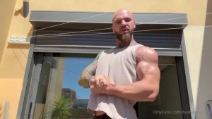 Feet fetish with this sexy dude admiring his muscles