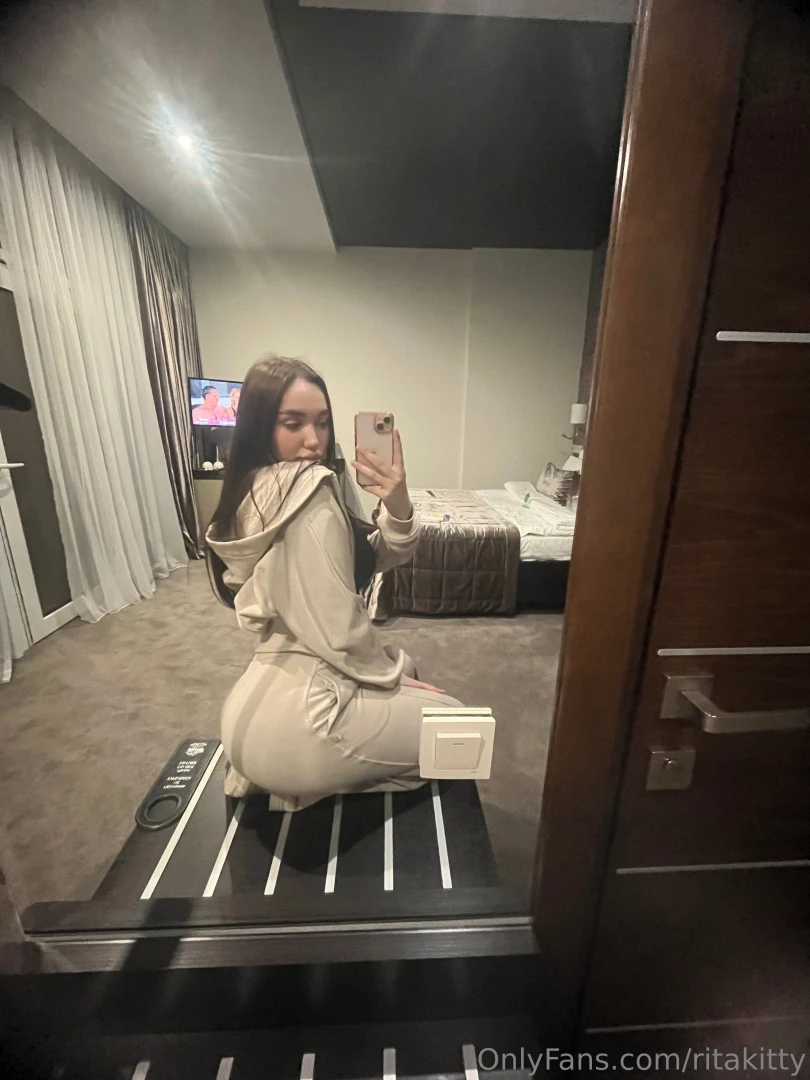 I m in the mirror again gotta clean out my photo library how many pics 