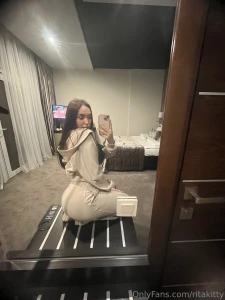 I m in the mirror again gotta clean out my photo library how many pics