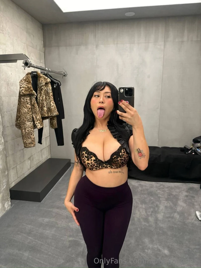 Took some pics in the dressing room for u 