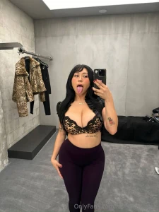 Took some pics in the dressing room for u