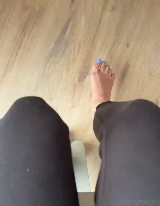 Short girl problems come be my footstool 