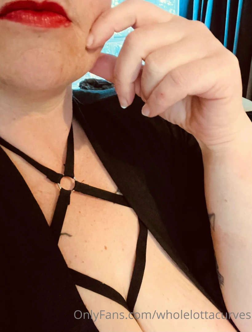 Wanna be covered in red lipstick 