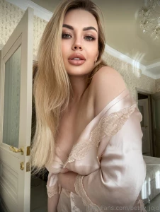 Lianainsight now wet she loves having her juicy ass squeezed this part 286