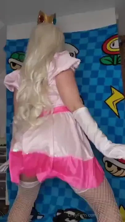 Peach knows how to twerk it hehe 