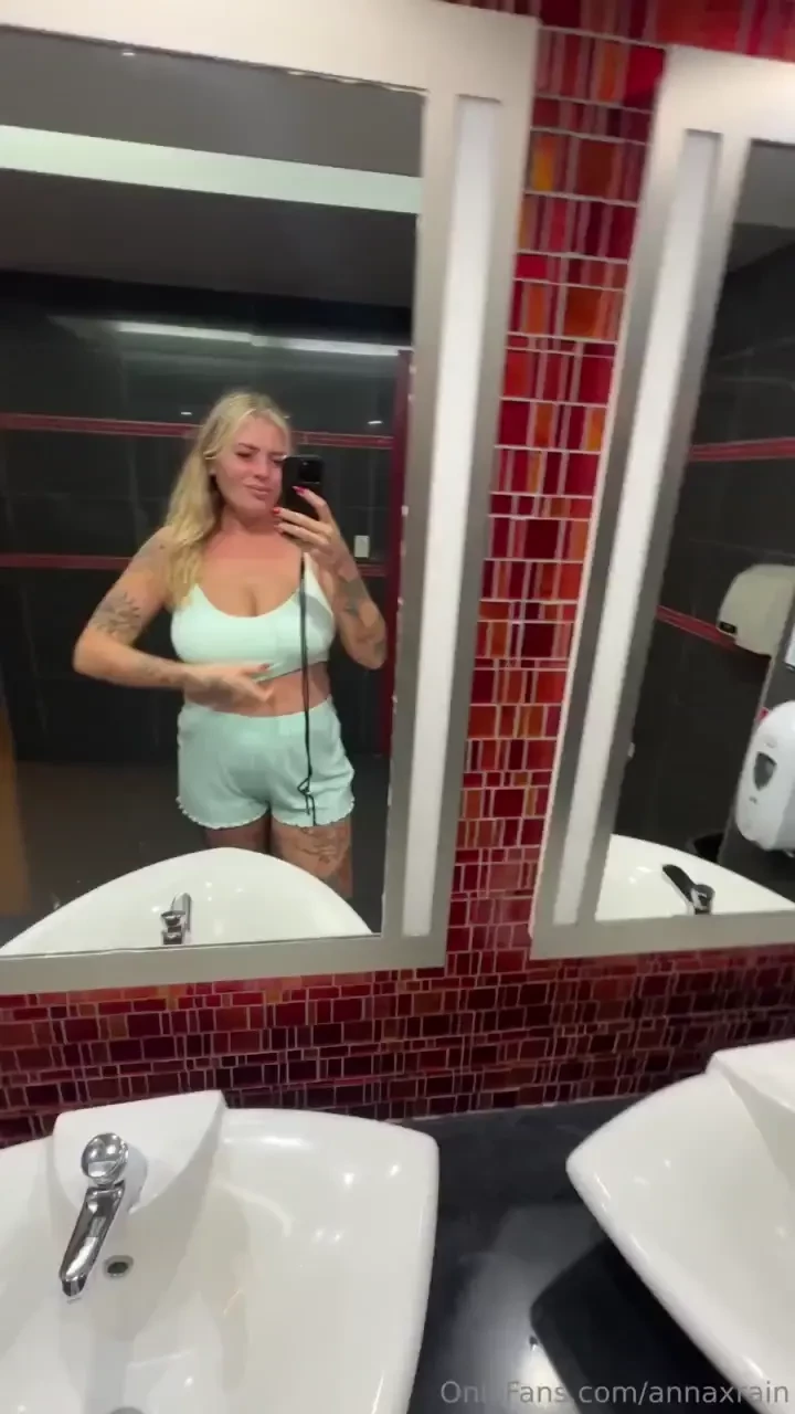 Monday morning boobie flashing 