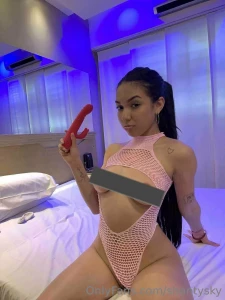 I came all over my bedsheets this huge dildo stretched my kitty so