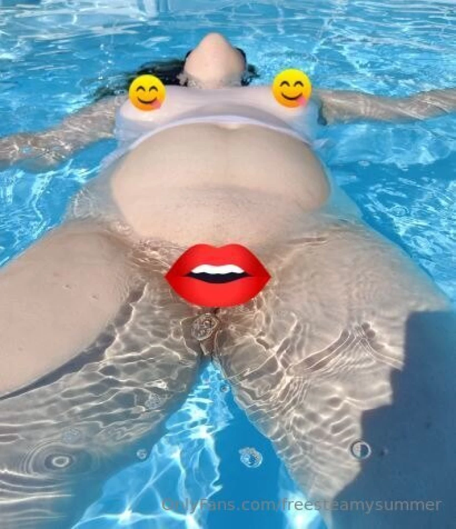 Tu pr f res regarder mes seins travers mon t-shirt mouill ou ma chatte 