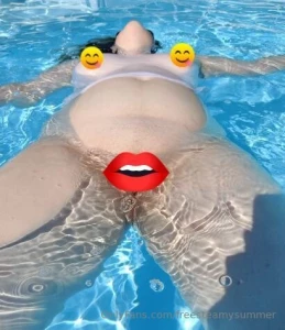 Tu pr f res regarder mes seins travers mon t-shirt mouill ou ma chatte