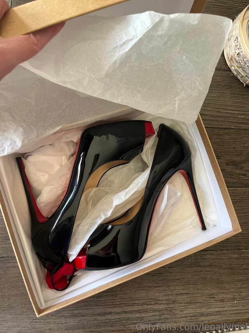 About to head to the pool for a little bit to soak up the last few 