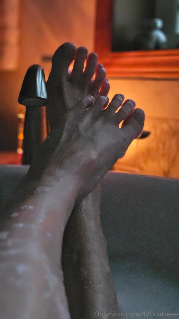 My toes are ready to be sucked and massaged 