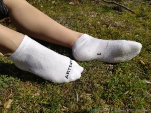 Who want to be under my socks while i relax outside qui veut tre sous