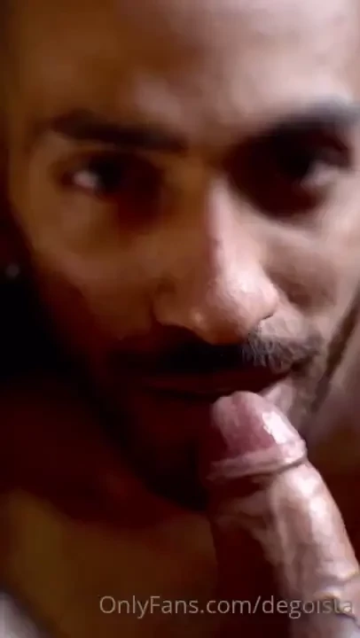 Aplicando un poco de lubricante natural qu prefieres llenar de saliva 