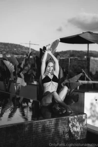 Ich bin eine starke frau nicht weil ich nie falle sondern weil ich