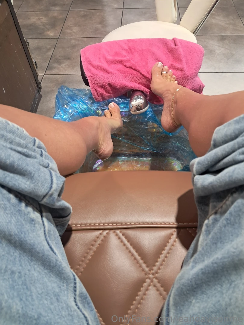 Hmmm i wonder what i should paint my toes next wanna guess what i did part 1 