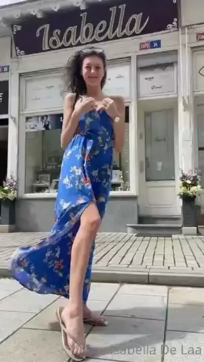 Guys i m not a bra club i like to show my naked body on the street 