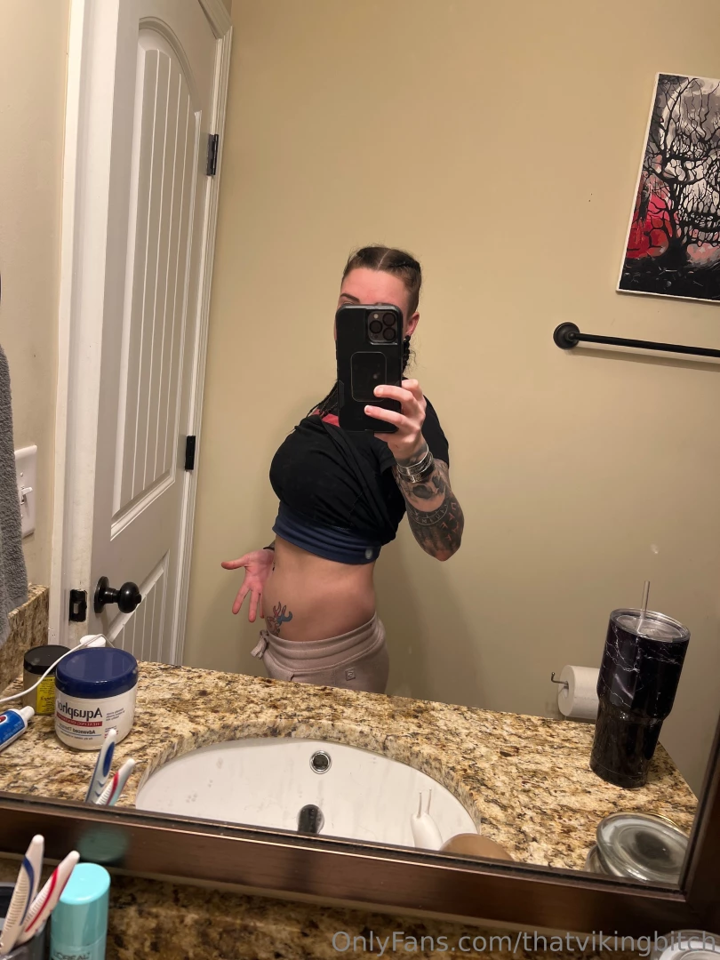 Bare with me trying to lose my holiday weight cause i don t look good 