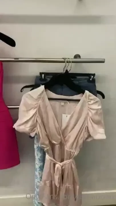 18 mins spy on dakotajames and i in the change r00m while we try on 