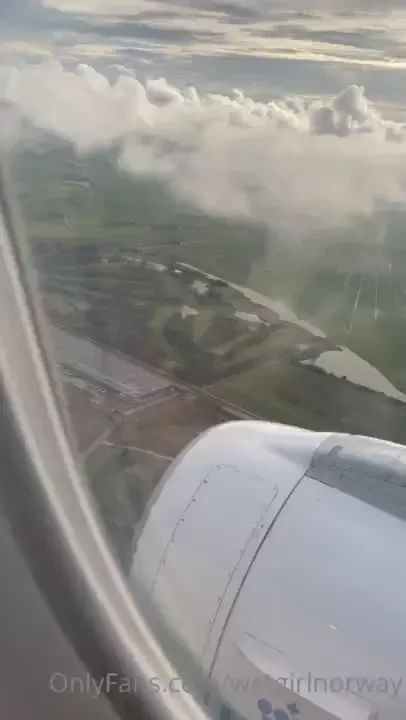 Vi er p flyplassen p vei til amsterdam nederland we are at the airport 