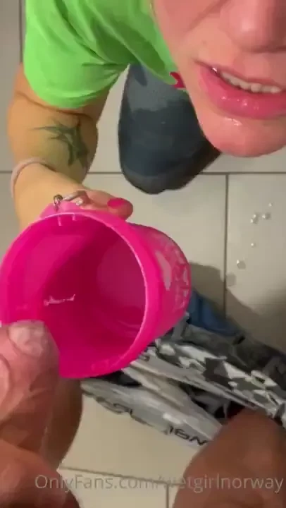 Jeg tar 25 ladninger sperm fra et beger i fryseren og legger det i en 