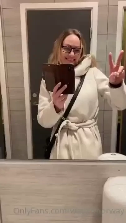 Ute p kj pesenteret for de siste julegavene out at the shopping mall part 1 