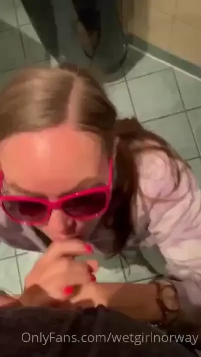 Blowjob og svelg p egon restaurant blowjob and swallow at egon part 1 