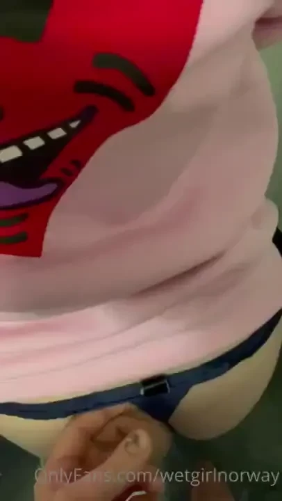 Ble overrasket mens jeg tok oppvasken han tok meg analt og kom i 