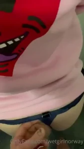 Ble overrasket mens jeg tok oppvasken han tok meg analt og kom i