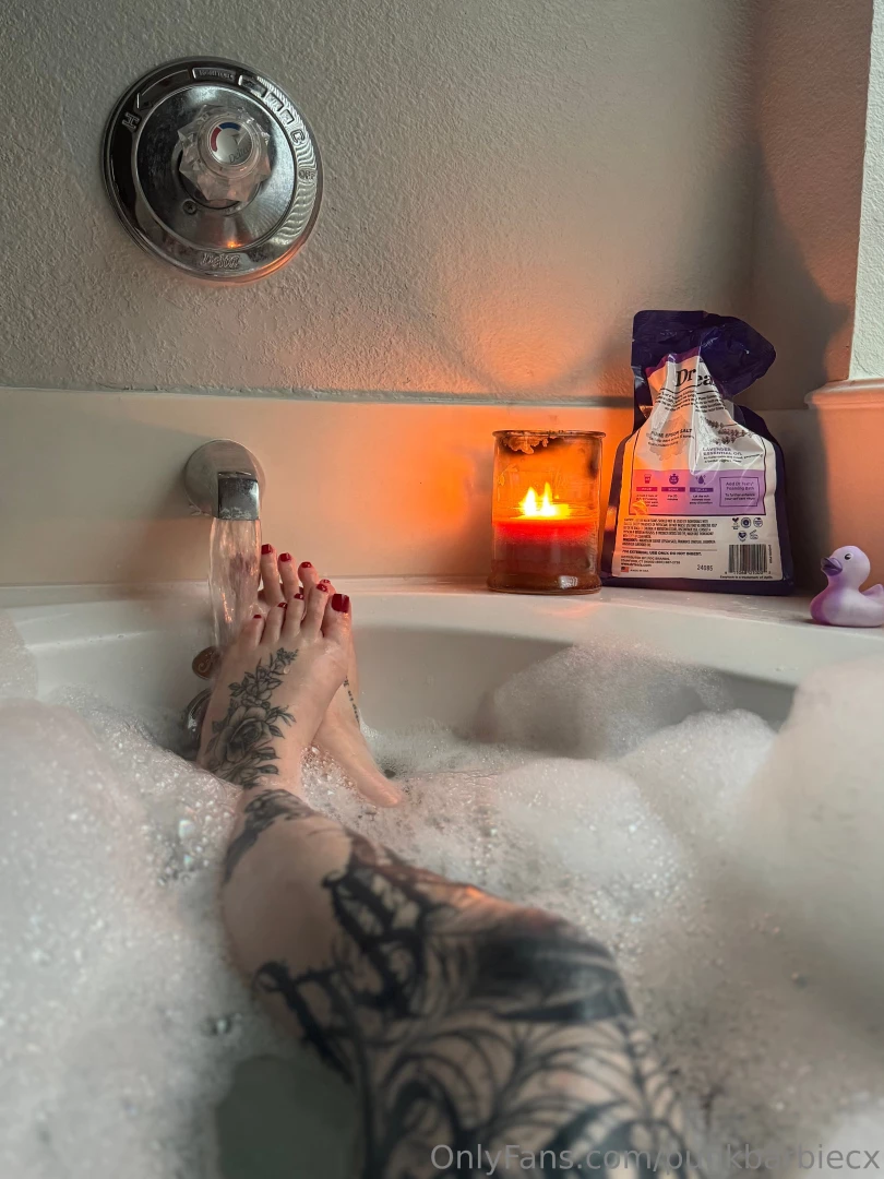 Do i have pretty toes whetres my foot job lovers part 1 