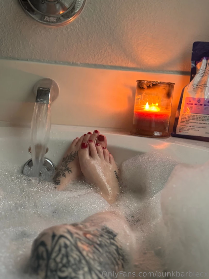 Do i have pretty toes whetres my foot job lovers 