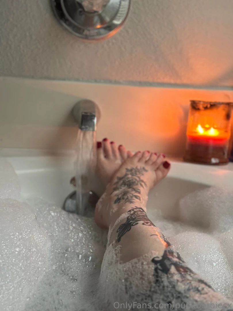 Do i have pretty toes whetres my foot job lovers part 2 