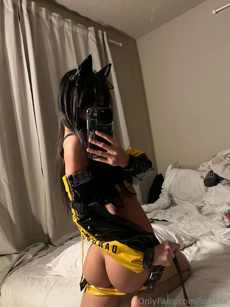 This girl is showing her bare ass on the internet she needs to be part 1 